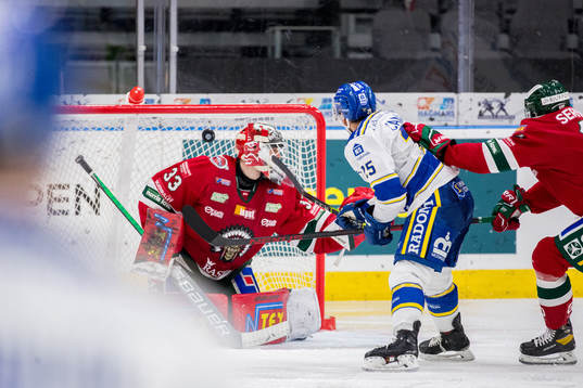 Leksands Carter Camper gör 2-4 bakom Frölundas målvakt
