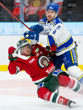 Frölundas Filip Johansson tacklas av Leksands Matt Caito