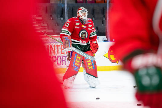 Frölundas målvakt Johan Mattsson innan ishockeymatchen i