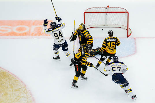 s Ryan Stoa och Anton Wedin jublar