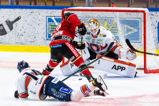 Luleås Isac Brännström och Växjös målvakt Viktor Fasth