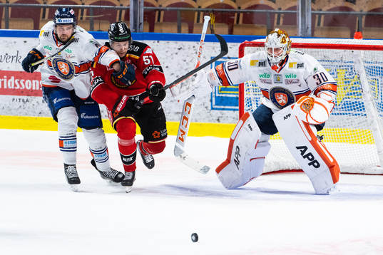 Luleås Filip Hållander och Växjös målvakt Viktor Fasth