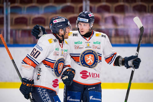 Växjös Erik Josefsson jublar med Juuso Vainio