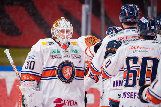 Växjös målvakt Viktor Fasth jublar