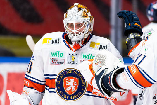 Växjös målvakt Viktor Fasth jublar