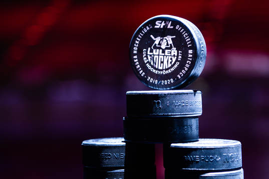 Puckar med Luleå hockeys klubbemblem
