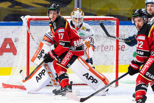 Luleås Isac Brännström och Växjös målvakt Viktor Fasth