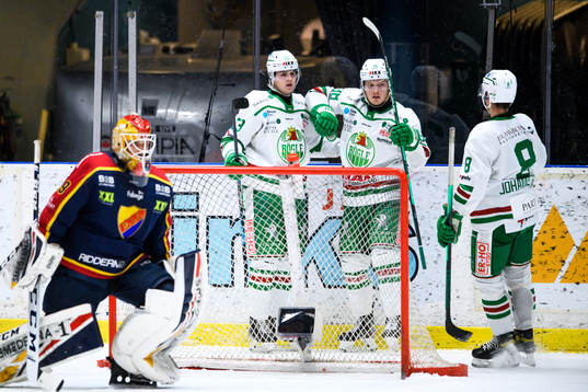 Rögles Erik Andersson jublar med Melker Eriksson och