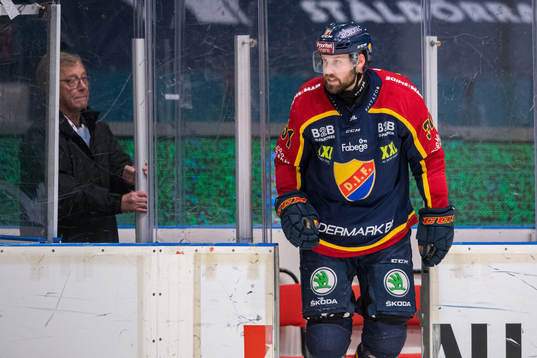 Djurgårdens Dick Axelsson deppar i utvisningsbåset