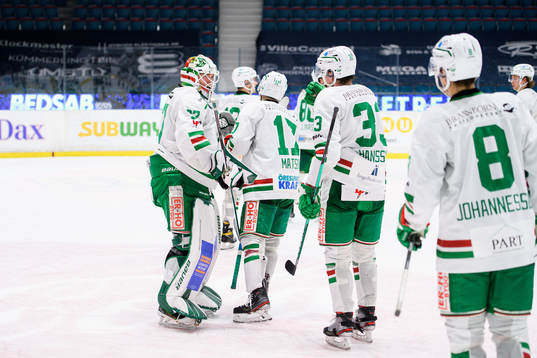 Rögles målvakt Johan Gustafsson jublar