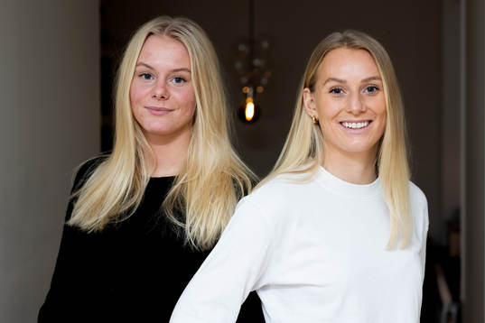 Systrarna Nina Koppang (handbollsspelare i Sävehof) och