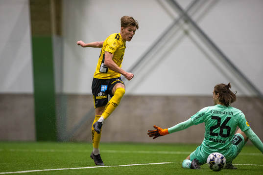 Elfsborgs Noah Söderberg mot Häckens målvakt Peter