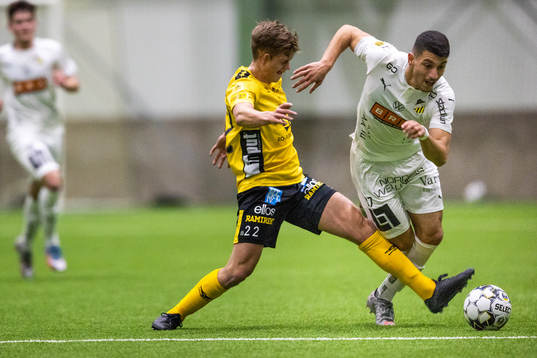 Elfsborgs Kevin Holmén mot Häckens Leonardo Farah Sarin