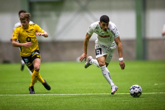 Elfsborgs Kevin Holmén mot Häckens Leonardo Farah Sarin