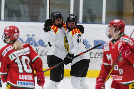 Brynäs Denisa Krizova och Anna Meixner jublar