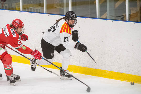 Brynäs Patricia Marshall jagas av Modos Daniela Pejsova
