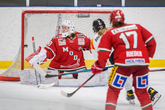 Brynäs Josefin Bouveng gör 0-1 bakom Modos målvakt