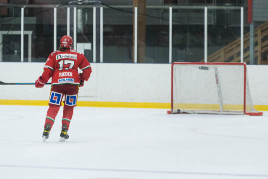 Modos Erica Rieder ser pucken glida in i öppen kassa innan