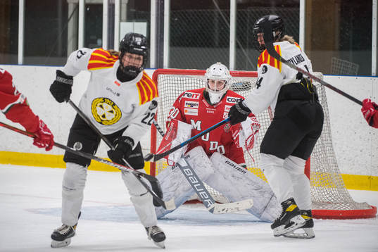 Brynäs Hanna Rylander styr in 0-3 målet bakom Modos