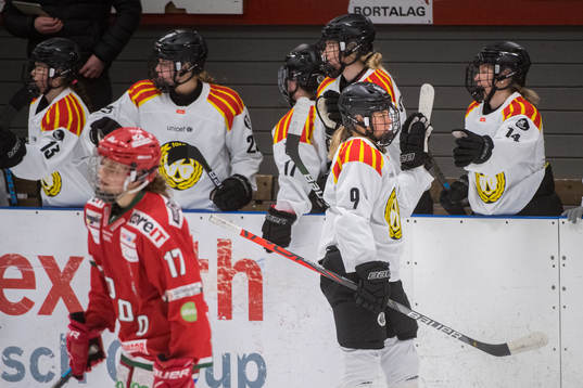 Brynäs Josefin Bouveng jublar med lagkamrater