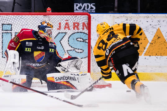 Djurgårdens målvakt Niklas Svedberg med en räddning på