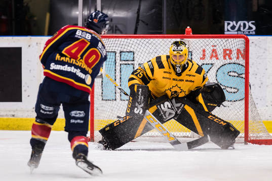 Djurgårdens Rhett Rakhshani med ett skott mot Skellefteås