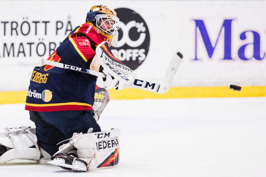 Djurgårdens målvakt Niklas Svedberg med en räddning