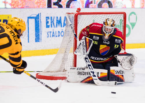 Skellefteås Roland McKeown med ett skott mot Djurgårdens