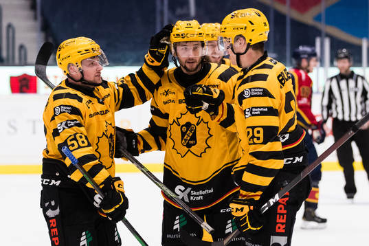Skellefteås Oskar Nilsson och Melker Karlsson jublar