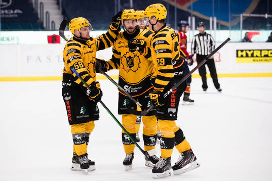 Skellefteås Oskar Nilsson och Melker Karlsson jublar