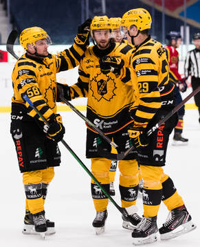 Skellefteås Oskar Nilsson och Melker Karlsson jublar
