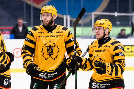 Skellefteås Petter Granberg och Tuomas Kiiskinen jublar