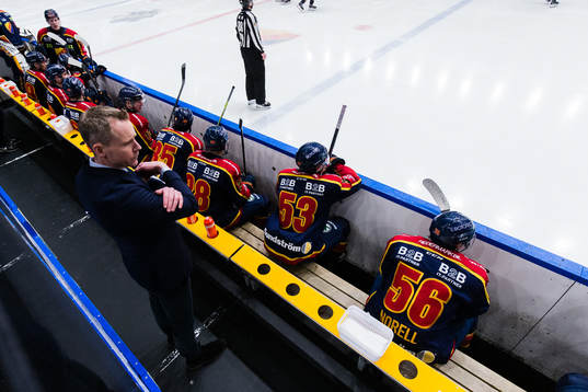 Djurgårdens tränare Robert Ohlsson och spelarena följer