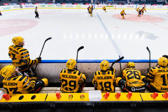Skellefteås spelare följer spelet från båset