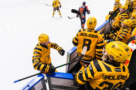 Skellefteås Oskar Nilsson påväg in i båset