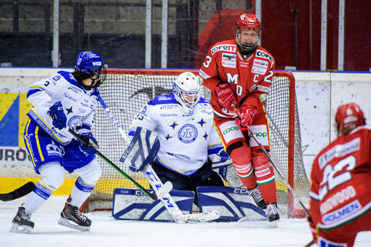 Modos Jaycee Magwood gör 1-0 bakom Leksands Elin Lundberg