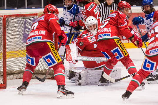 Modos målvakt Viktorije Svejdova räddar pucken