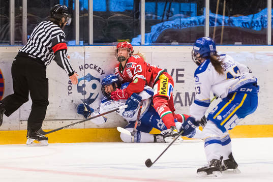 Modos Olivia Carlsson tacklar Leksands Shea Demale