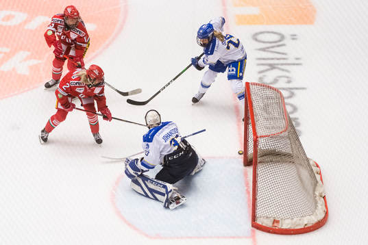 Anna Andersson försöker hitta mål bakom Leksand 31