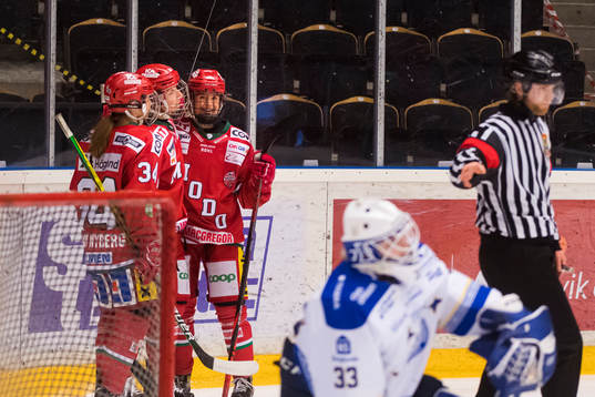 Modos Marion Allemoz gör mål jublar med Tea Lökke Nyberg