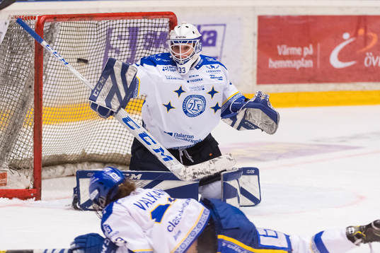 Leksands målvakt Amanda Johansson räddar