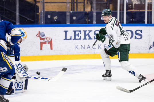 Färjestads Jacob Peterson oroar framför Leksands målvakt