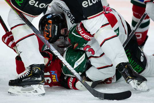 Örebros Robin Kovacs brottas med Frölundas Stefan Elliott