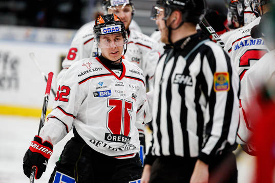 Örebros Robert Leino jublar