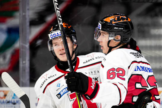 Örebros Robert Leino jublar