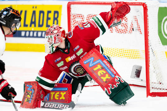 Örebros Robert Leino gör 0-2 bakom Frölundas målvakt