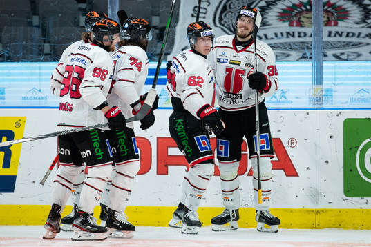 Örebros Robert Leino jublar med lagkamrater