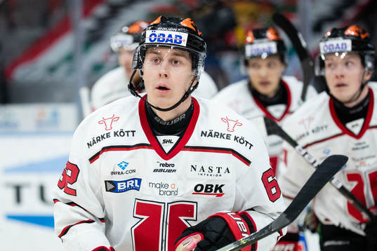 Örebros Robert Leino jublar