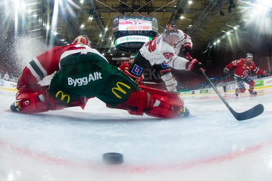 Örebros Robert Leino skjuter 0-1 bakom Frölundas målvakt