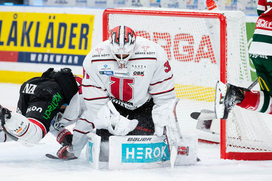 Örebros målvakt Jonas Arntzen med en räddning